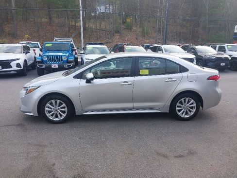 Used 2024 Toyota Corolla LE w/ LE Convenience Package image 3