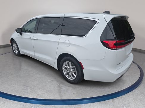 Used 2025 Chrysler Pacifica Select FWD image 7