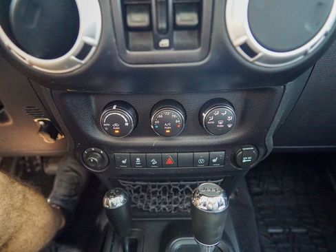 Used 2015 Jeep Wrangler Unlimited Sahara w/ Connectivity Group AWD/4WD image 20