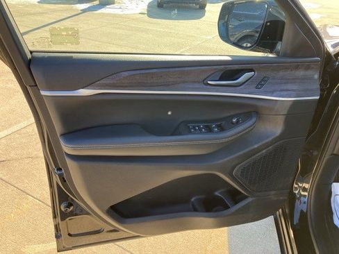 Used 2023 Jeep Grand Cherokee L Limited w/ Black Appearance Package image 9