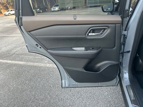 Certified 2022 Nissan Rogue Platinum w/ Head-Up Display Package image 22