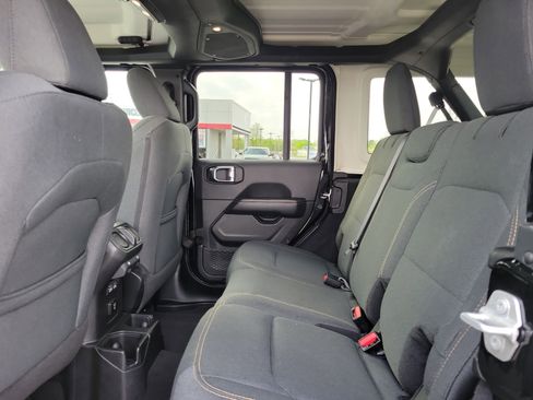 Used 2025 Jeep Wrangler Unlimited Sahara AWD/4WD image 11
