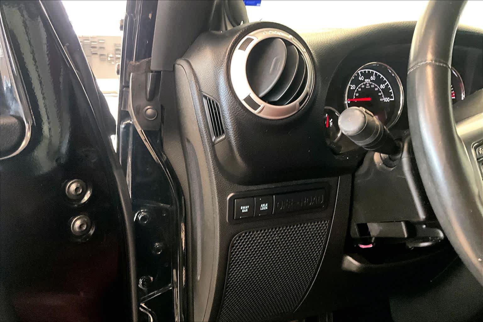 Used 2013 Jeep Wrangler Unlimited Rubicon AWD/4WD image 29