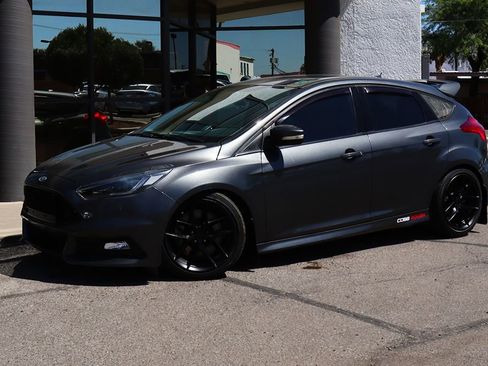 Used 2018 Ford Focus ST FWD image 3