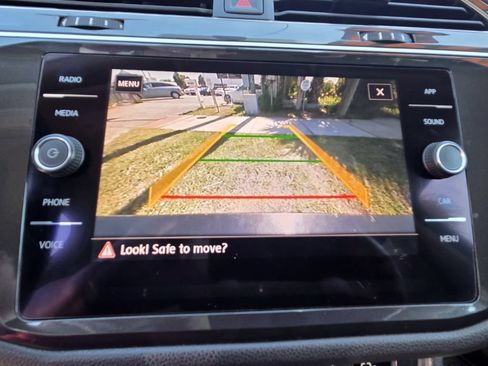 Used 2018 Volkswagen Tiguan SE w/ Panoramic Sunroof Package FWD image 12