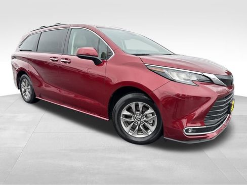 Used 2022 Toyota Sienna XLE image 1