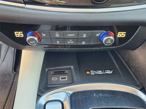 Used 2022 Buick Enclave Essence image 18