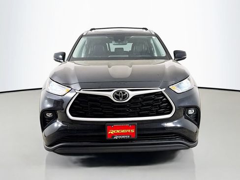 Used 2022 Toyota Highlander XLE AWD/4WD image 2