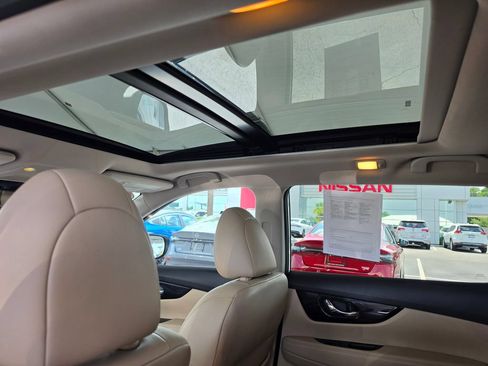 Used 2019 Nissan Rogue SL w/ Premium Package FWD image 14
