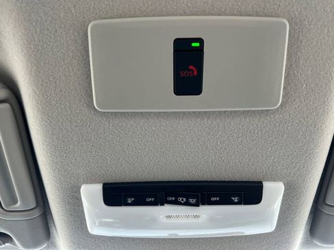 New 2025 Nissan Versa SR FWD image 8