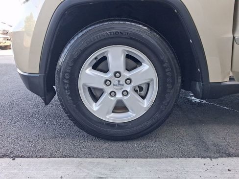 Used 2011 Jeep Grand Cherokee Laredo image 32