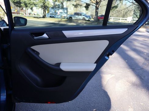 Used 2017 Volkswagen Jetta SE image 25