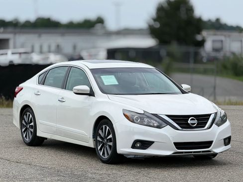 Used 2016 Nissan Altima 2.5 SL w/ 2.5 Technology w/LED Package FWD image 1