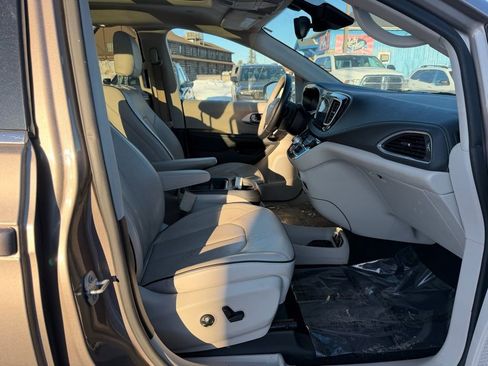 Used 2017 Chrysler Pacifica Platinum image 22