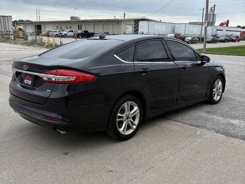 Used 2018 Ford Fusion SE FWD image 4