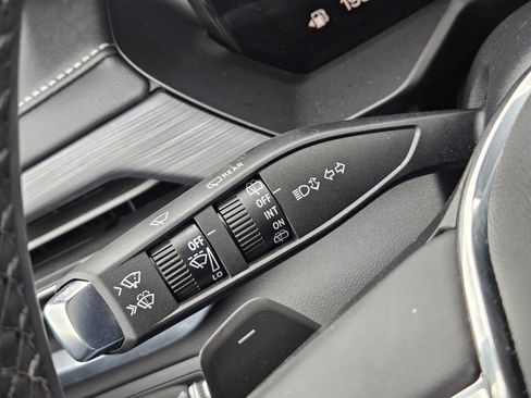 Used 2025 GMC Acadia Elevation image 28