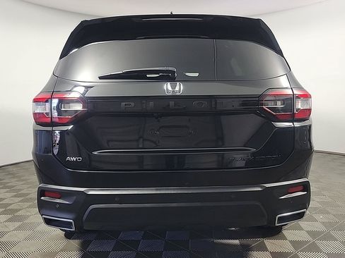 Certified 2025 Honda Pilot Black Edition image 5