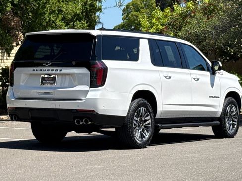 Used 2025 Chevrolet Suburban Z71 AWD/4WD image 5