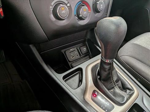 Used 2016 Jeep Cherokee Altitude image 8