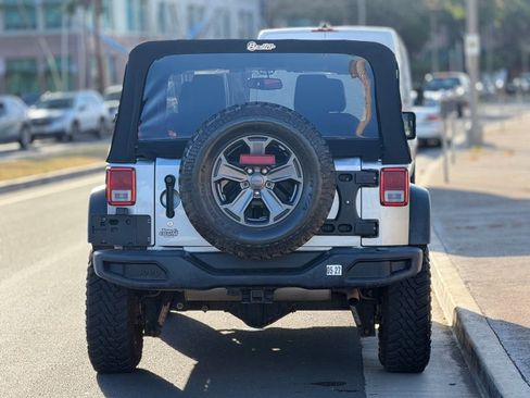 Used 2017 Jeep Wrangler Rubicon AWD/4WD image 4