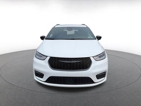 Used 2025 Chrysler Pacifica Limited image 5