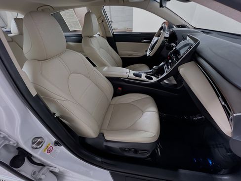 Used 2019 Toyota Avalon Limited image 31