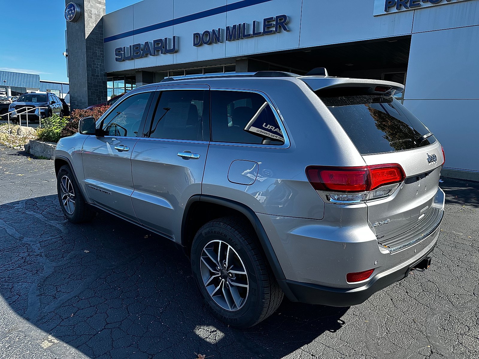 Used 2020 Jeep Grand Cherokee Limited w/ Premium Lighting Group AWD/4WD image 5