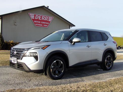 Used 2024 Nissan Rogue SV image 1