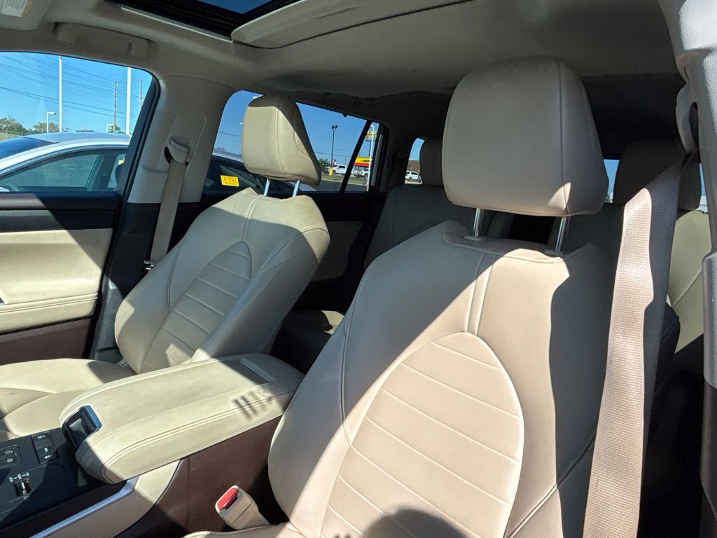 Used 2021 Toyota Highlander XLE FWD image 2