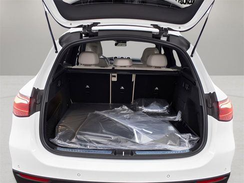 Used 2025 Mercedes-Benz GLC 350e 4MATIC image 17