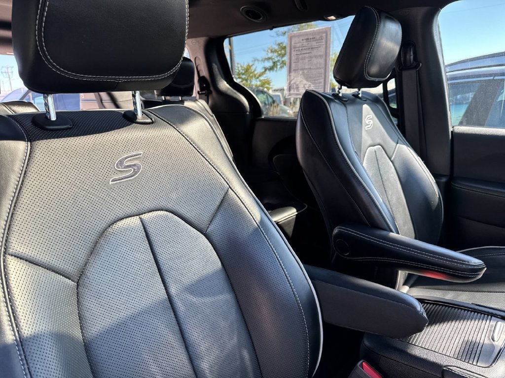Used 2025 Chrysler Pacifica Limited FWD image 21
