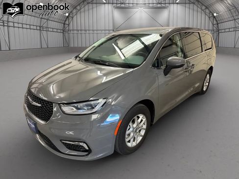 Used 2023 Chrysler Pacifica Touring-L FWD image 1