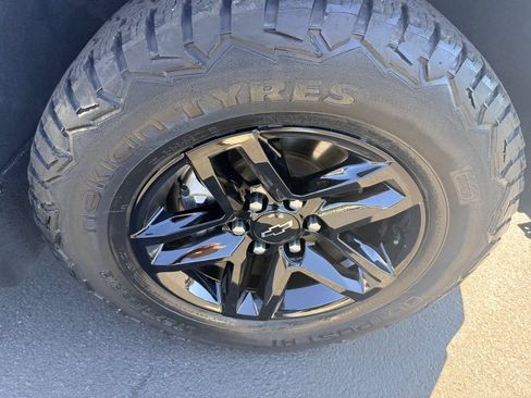 Used 2019 Chevrolet Silverado 1500 Custom Trail Boss AWD/4WD image 16