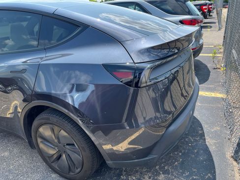 Used 2026 Tesla Model Y 2WD image 9