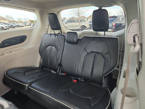 Used 2022 Chrysler Pacifica Limited image 31