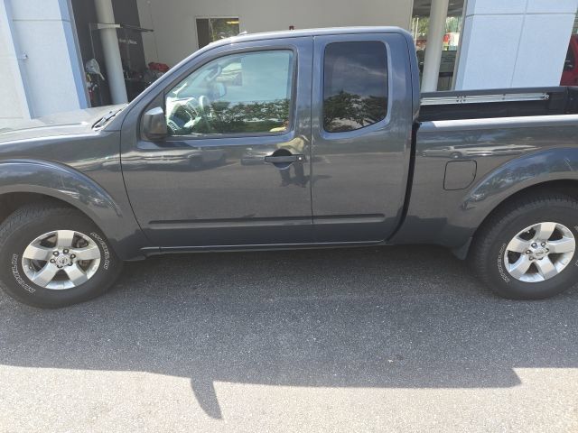 Used 2013 Nissan Frontier SV w/ SV Value Truck Pkg RWD image 2