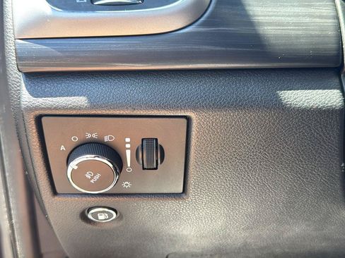 Used 2020 Jeep Grand Cherokee Altitude RWD image 9