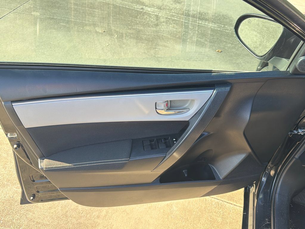 Used 2018 Toyota Corolla LE FWD image 11