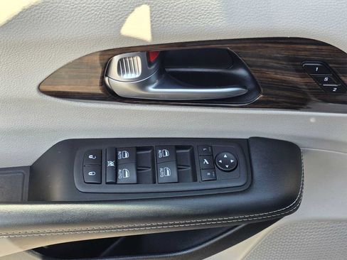 Used 2024 Chrysler Pacifica Limited FWD image 25