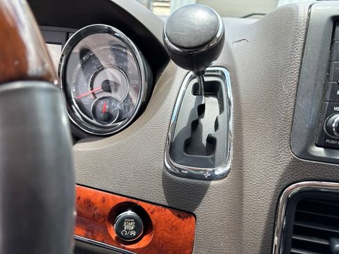 Used 2014 Chrysler Town & Country Limited FWD image 15