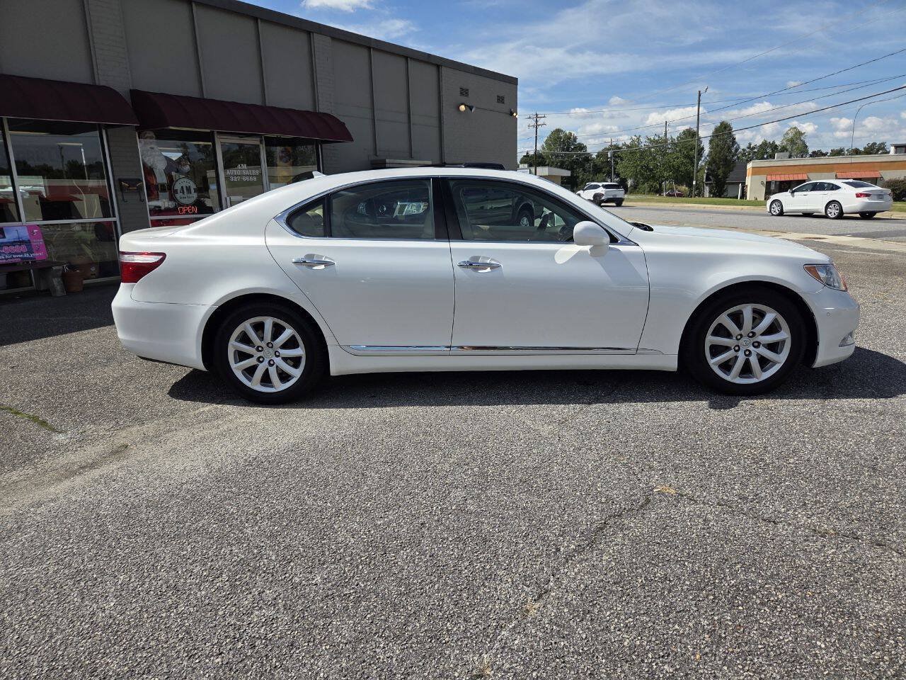 Used 2007 Lexus LS 460 w/ Comfort Pkg RWD image 2