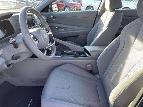 Certified 2025 Hyundai Elantra SE image 11