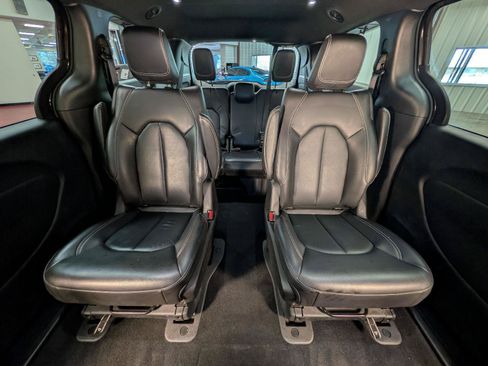 Used 2022 Chrysler Pacifica Touring-L w/ S Appearance Package FWD image 37