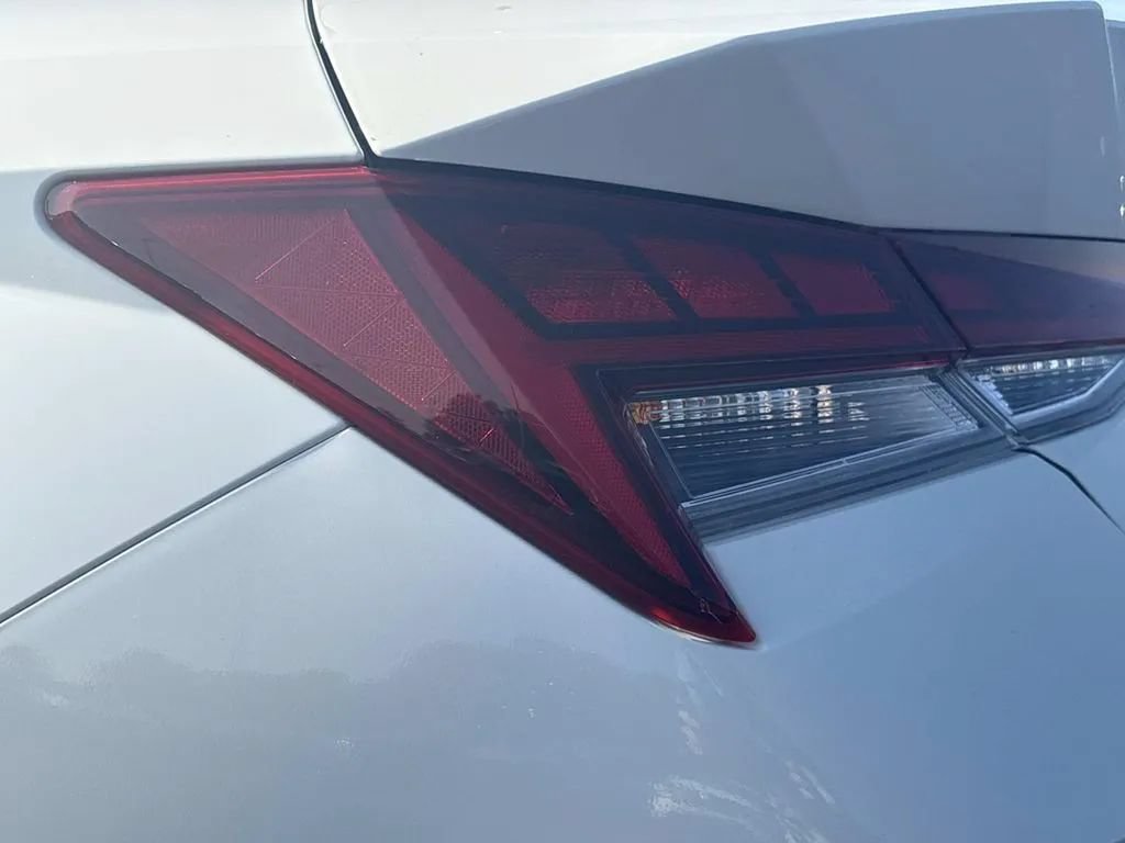 Used 2023 Hyundai Elantra Limited w/ Preferred Accessory Package FWD image 10