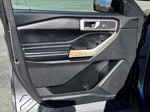 Used 2022 Ford Explorer XLT w/ Equipment Group 202A image 9