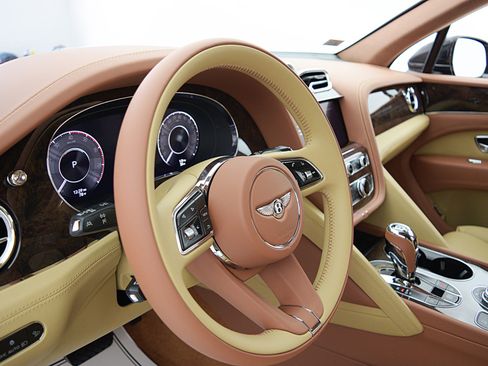 Used 2024 Bentley Bentayga image 21