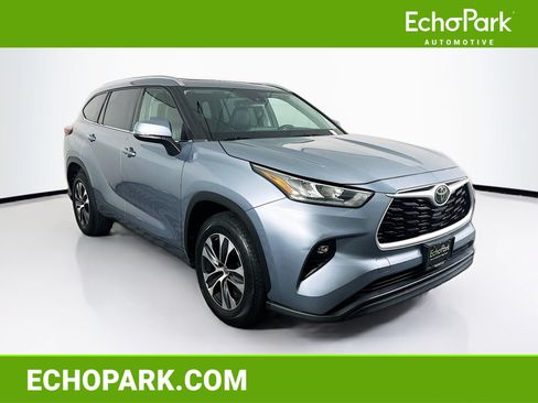 Used 2020 Toyota Highlander XLE FWD image 1