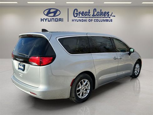 Used 2023 Chrysler Voyager LX image 5