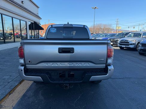 Used 2022 Toyota Tacoma TRD Off-Road image 8