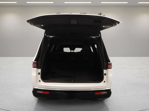 Used 2024 Jeep Wagoneer L Series II w/ Flexible Seating Group AWD/4WD image 17